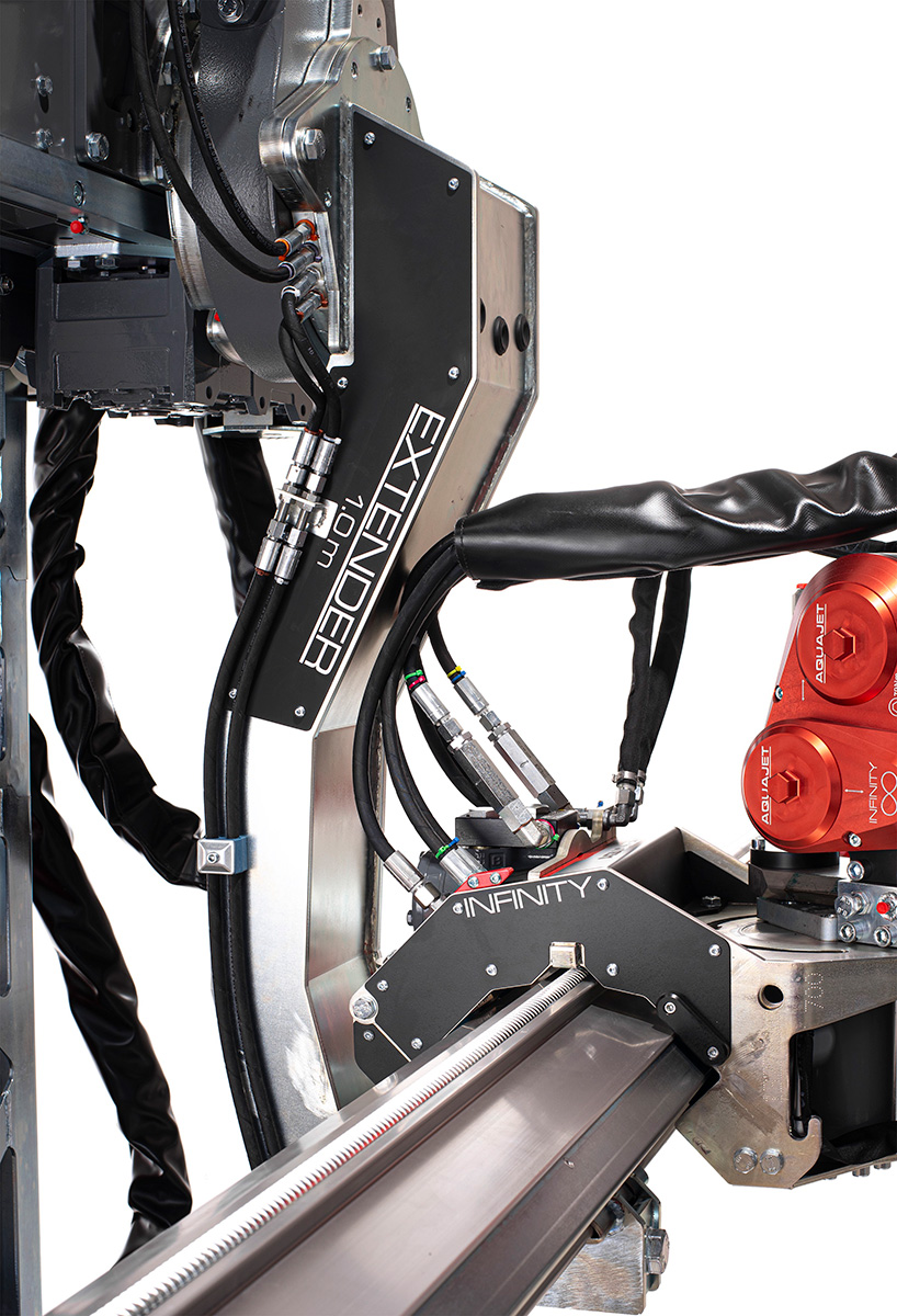 The Extender comes with a hydraulic hose package that allows easy mounting on the robot, with no need for additional hydraulics or other equipment.